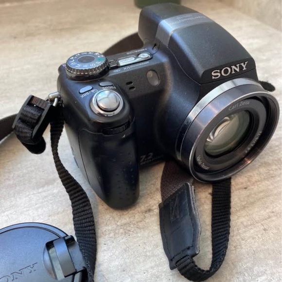 Sony Cyber-shot DSC-H5 Digital Camera - 12x Optical Zoom - 7.2 Megapixel - Picture 5 of 6